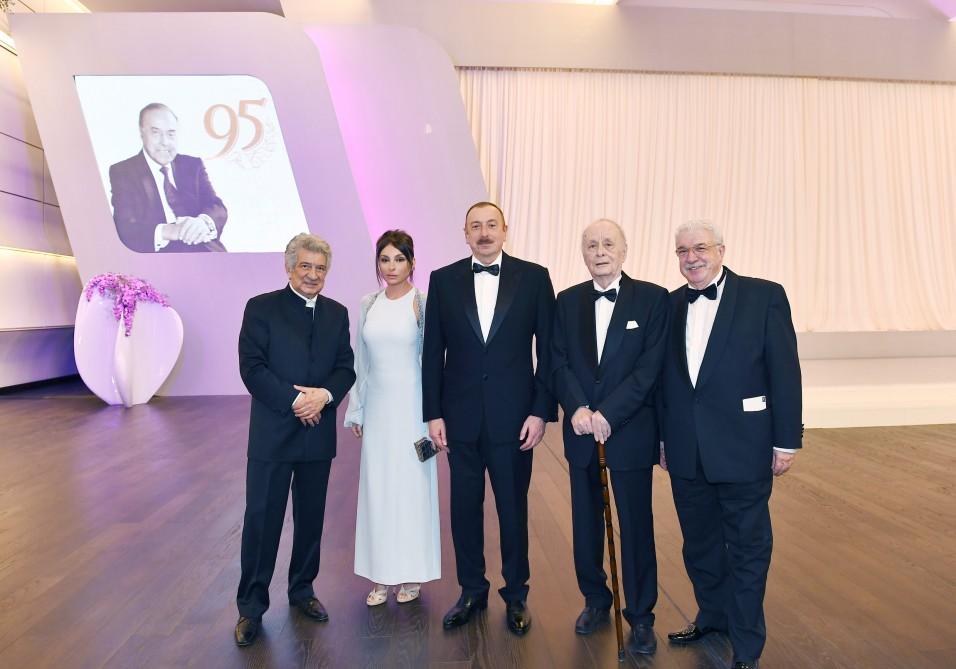 Prezident İlham Əliyev və xanımı ümummilli lider Heydər Əliyevin 95 illik yubileyinə həsr olunmuş təntənəli mərasimdə iştirak ediblər (YENİLƏNİB-2) (FOTO)