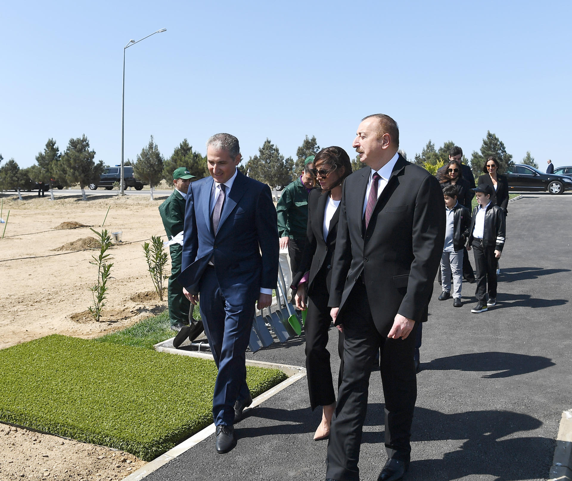 Prezident İlham Əliyev və birinci xanım Mehriban Əliyeva Ulu Öndər Heydər Əliyevin doğum gününə həsr olunan ağacəkmə aksiyasında iştirak ediblər (YENİLƏNİB) (FOTO)
