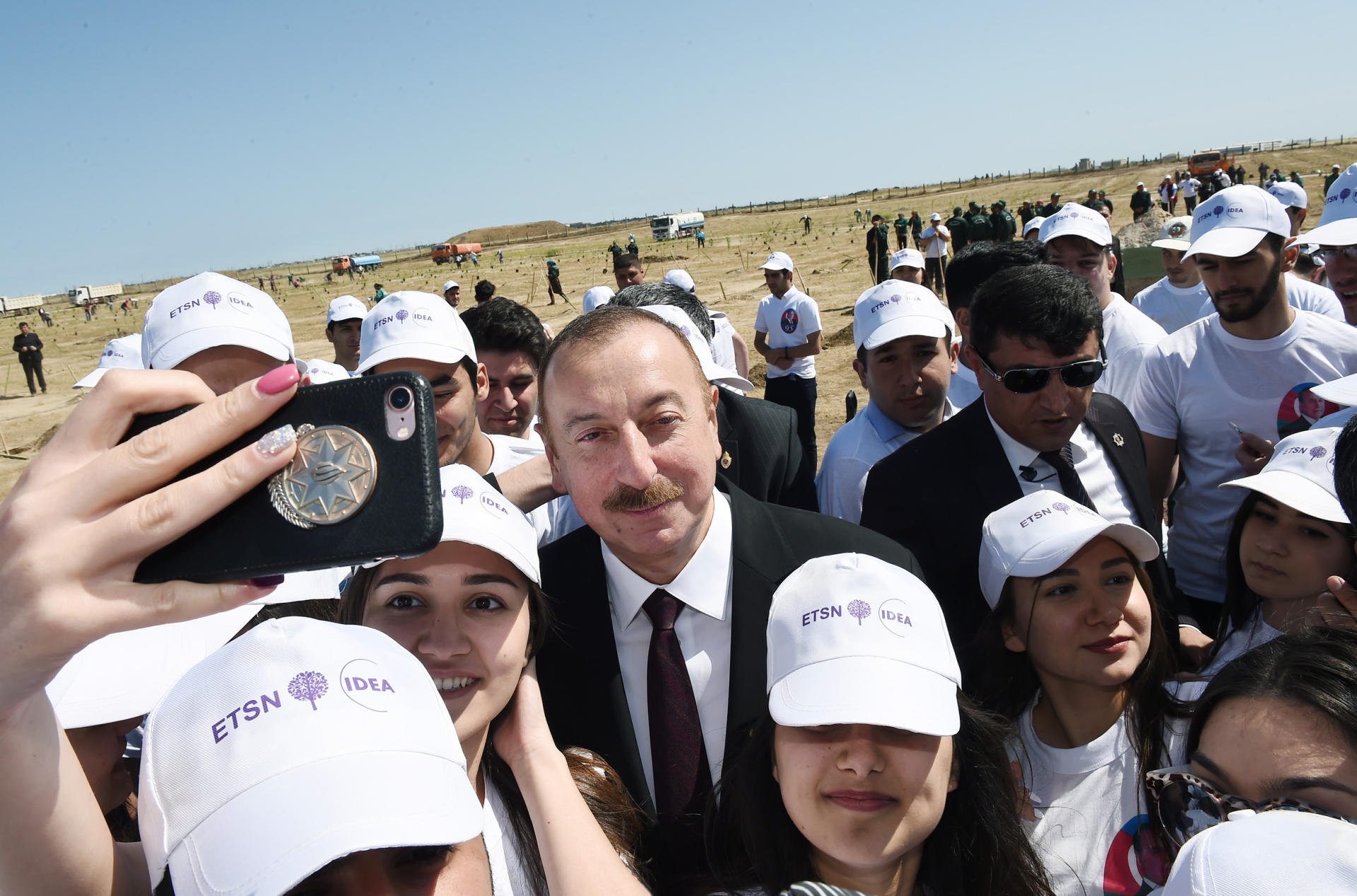 Prezident İlham Əliyev və birinci xanım Mehriban Əliyeva Ulu Öndər Heydər Əliyevin doğum gününə həsr olunan ağacəkmə aksiyasında iştirak ediblər (YENİLƏNİB) (FOTO)