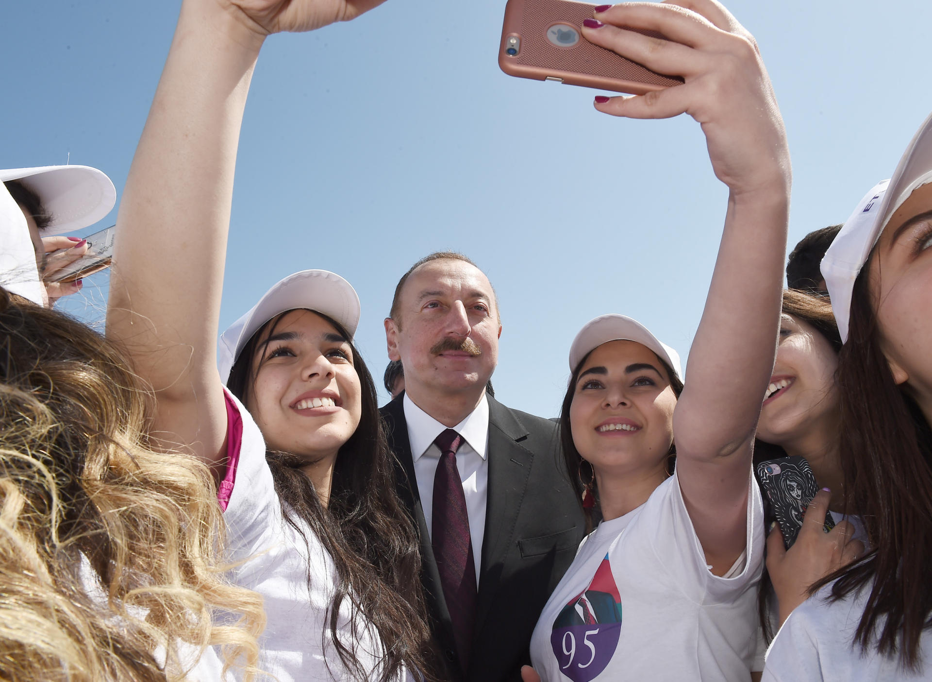 Prezident İlham Əliyev və birinci xanım Mehriban Əliyeva Ulu Öndər Heydər Əliyevin doğum gününə həsr olunan ağacəkmə aksiyasında iştirak ediblər (YENİLƏNİB) (FOTO)