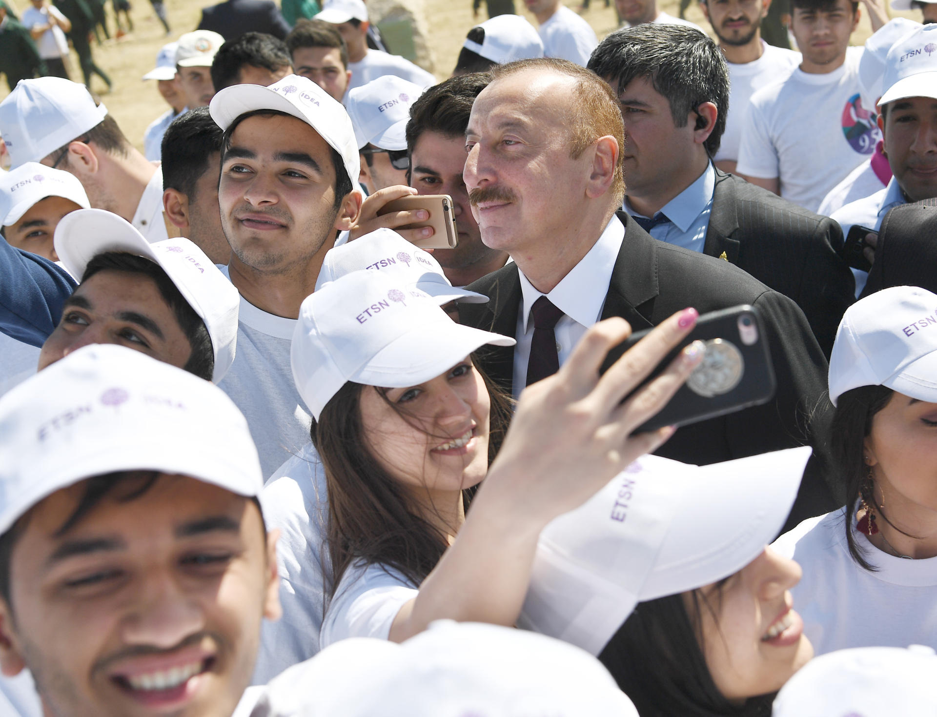 Prezident İlham Əliyev və birinci xanım Mehriban Əliyeva Ulu Öndər Heydər Əliyevin doğum gününə həsr olunan ağacəkmə aksiyasında iştirak ediblər (YENİLƏNİB) (FOTO)