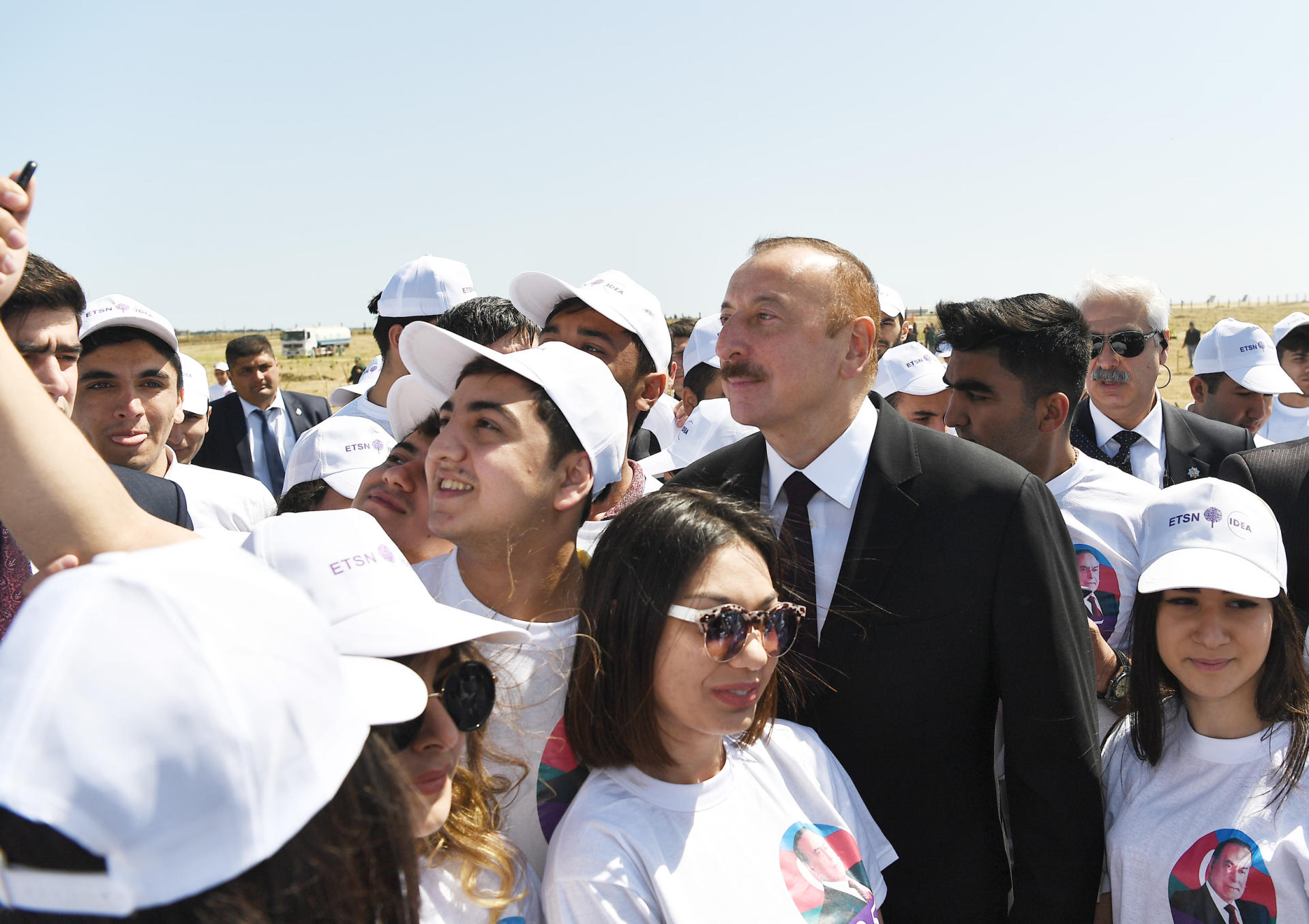 Prezident İlham Əliyev və birinci xanım Mehriban Əliyeva Ulu Öndər Heydər Əliyevin doğum gününə həsr olunan ağacəkmə aksiyasında iştirak ediblər (YENİLƏNİB) (FOTO)