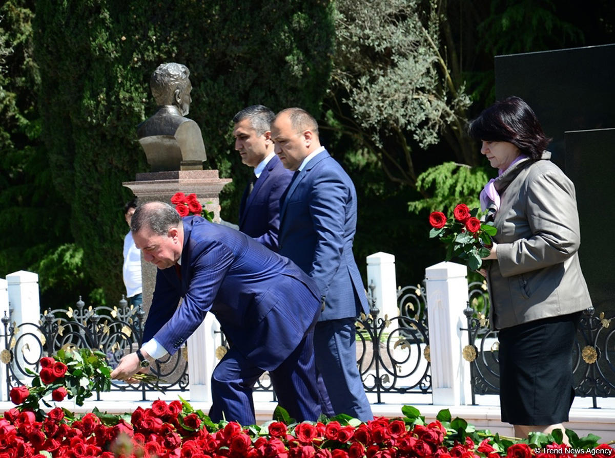 Azərbaycan ictimaiyyəti Ümummilli Lider Heydər Əliyevin anadan olmasının 95-ci ildönümünü qeyd edir (FOTO)