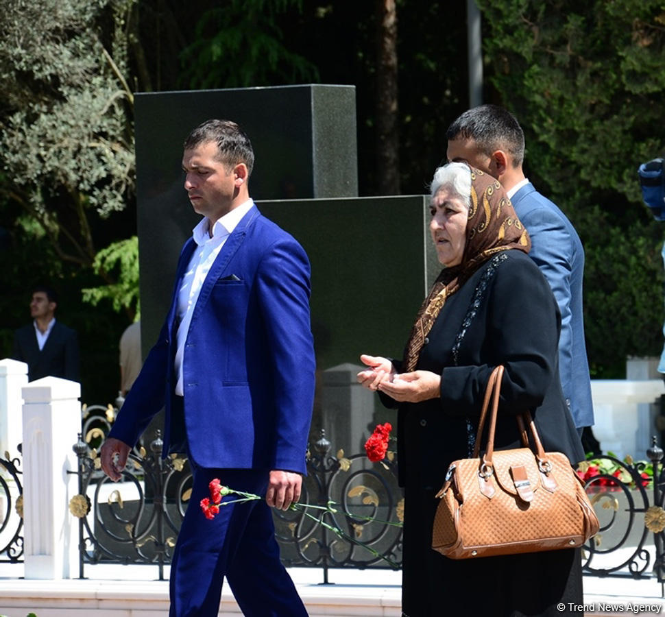 Azərbaycan ictimaiyyəti Ümummilli Lider Heydər Əliyevin anadan olmasının 95-ci ildönümünü qeyd edir (FOTO)