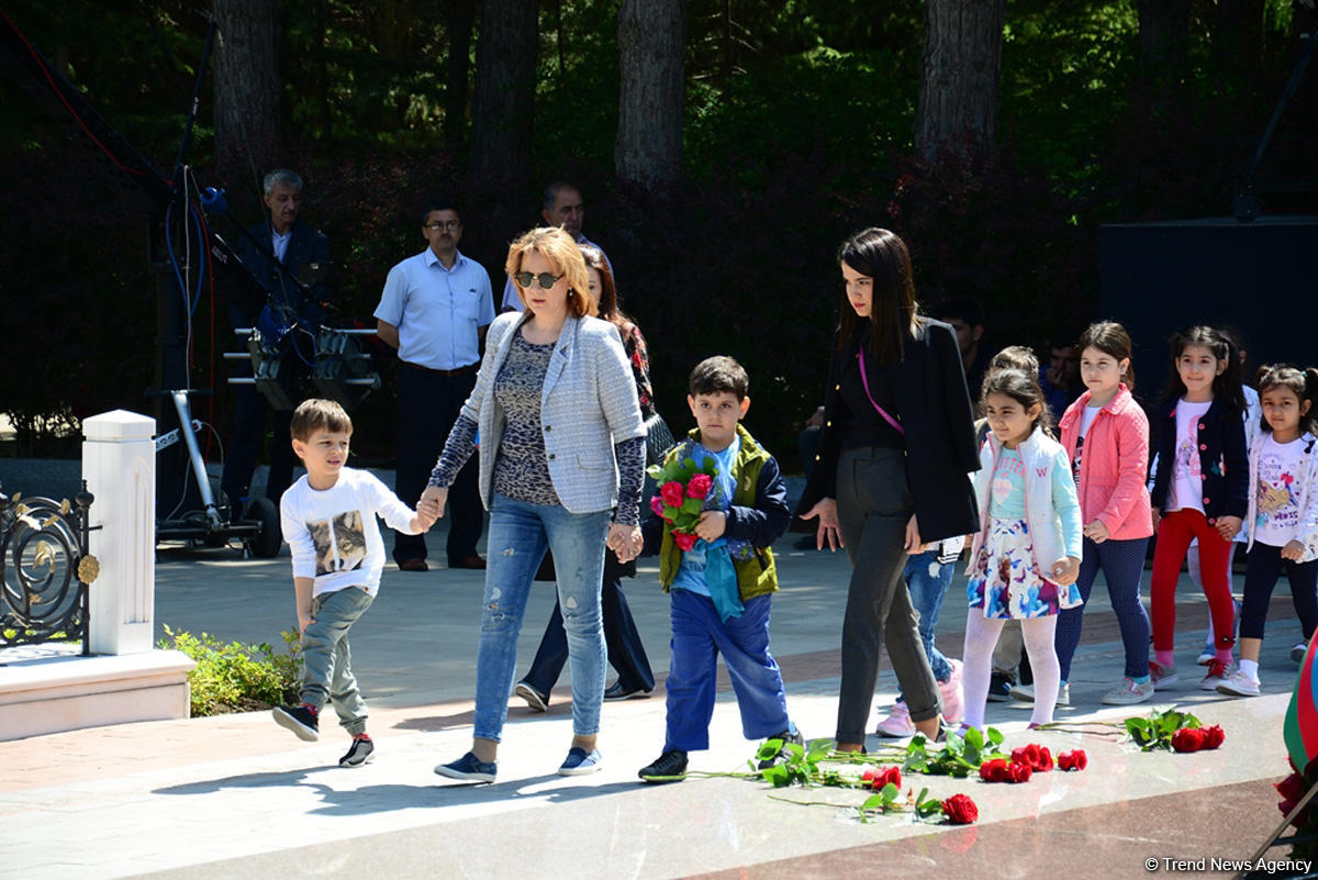 Azərbaycan ictimaiyyəti Ümummilli Lider Heydər Əliyevin anadan olmasının 95-ci ildönümünü qeyd edir (FOTO)