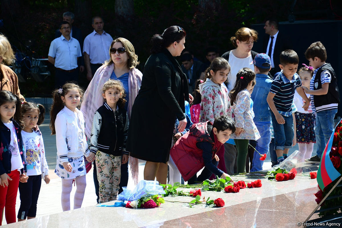 Azərbaycan ictimaiyyəti Ümummilli Lider Heydər Əliyevin anadan olmasının 95-ci ildönümünü qeyd edir (FOTO)