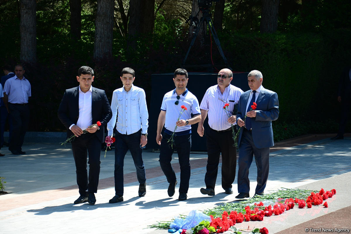 Azərbaycan ictimaiyyəti Ümummilli Lider Heydər Əliyevin anadan olmasının 95-ci ildönümünü qeyd edir (FOTO)