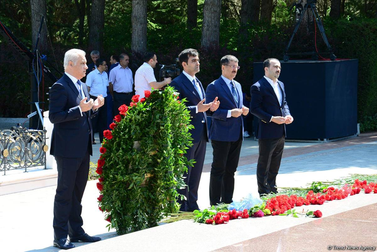 Azərbaycan ictimaiyyəti Ümummilli Lider Heydər Əliyevin anadan olmasının 95-ci ildönümünü qeyd edir (FOTO)