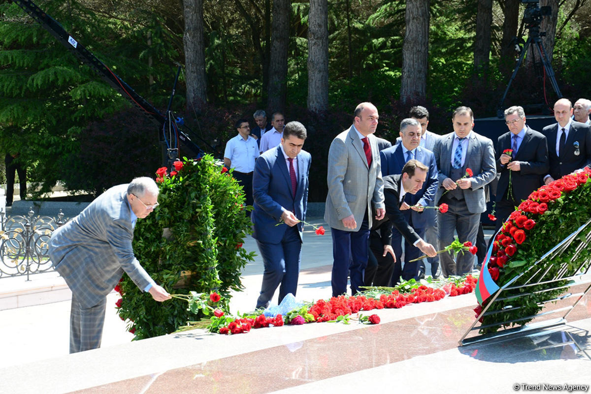 Azərbaycan ictimaiyyəti Ümummilli Lider Heydər Əliyevin anadan olmasının 95-ci ildönümünü qeyd edir (FOTO)
