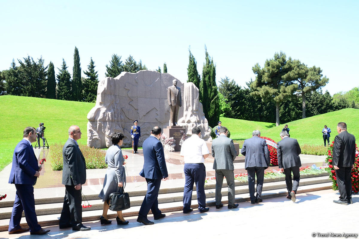 Azərbaycan ictimaiyyəti Ümummilli Lider Heydər Əliyevin anadan olmasının 95-ci ildönümünü qeyd edir (FOTO)