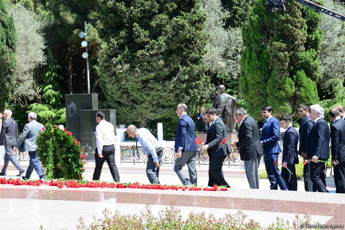 Azərbaycan ictimaiyyəti Ümummilli Lider Heydər Əliyevin anadan olmasının 95-ci ildönümünü qeyd edir (FOTO)