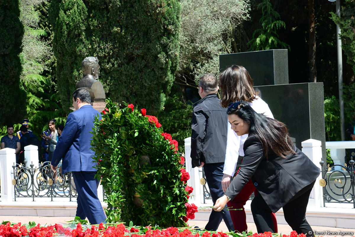Azərbaycan ictimaiyyəti Ümummilli Lider Heydər Əliyevin anadan olmasının 95-ci ildönümünü qeyd edir (FOTO)