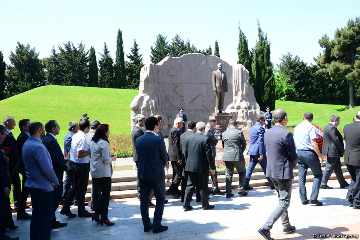 Azərbaycan ictimaiyyəti Ümummilli Lider Heydər Əliyevin anadan olmasının 95-ci ildönümünü qeyd edir (FOTO)