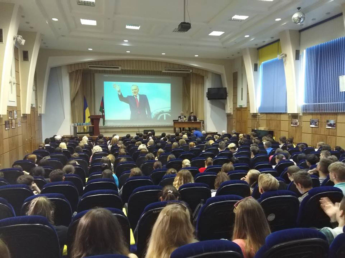 Ukraynada Heydər Əliyevin aforizmlərdən ibarət kitabçanın təqdimatı olub (FOTO)