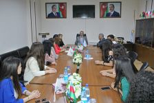 “Cəza” monotamaşasının yaradıcı heyəti Bilik Fondunda (FOTO)