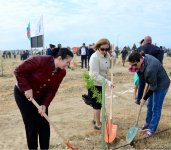 Yeni Azərbaycan Partiyası tərəfindən partiyanın yaranmasının 25 illiyi ilə əlaqədar ağacəkmə aksiyası keçirilib (FOTO)