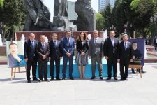 Bakıda kitab sərgi-yarmarkası keçirilib (FOTO)