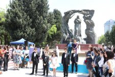 Bakıda kitab sərgi-yarmarkası keçirilib (FOTO)
