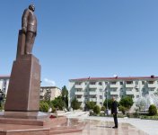 Azərbaycan Prezidenti Naxçıvanda Ümummilli Lider Heydər Əliyevin abidəsini ziyarət edib (FOTO)