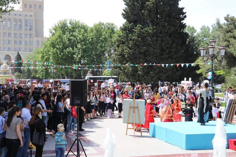 Bakıda kitab sərgi-yarmarkası keçirilib (FOTO)