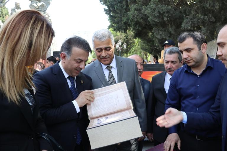 Bakıda kitab sərgi-yarmarkası keçirilib (FOTO)