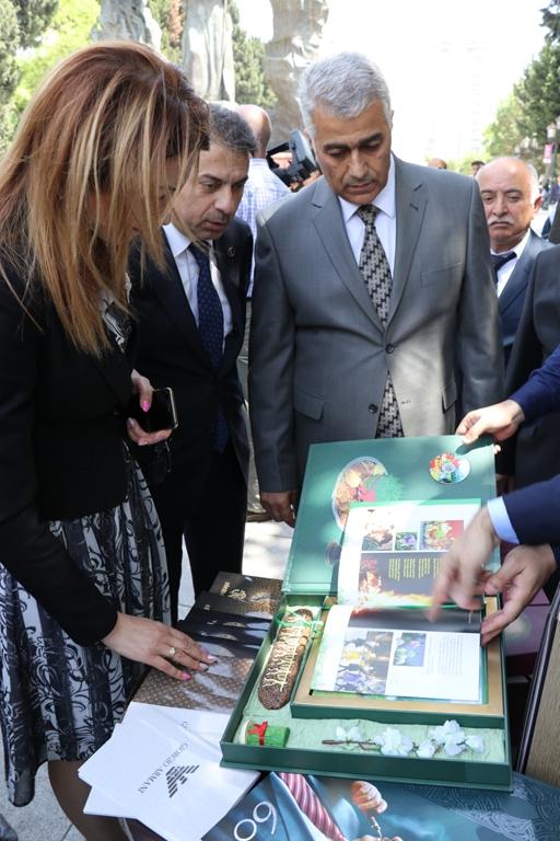 Bakıda kitab sərgi-yarmarkası keçirilib (FOTO)