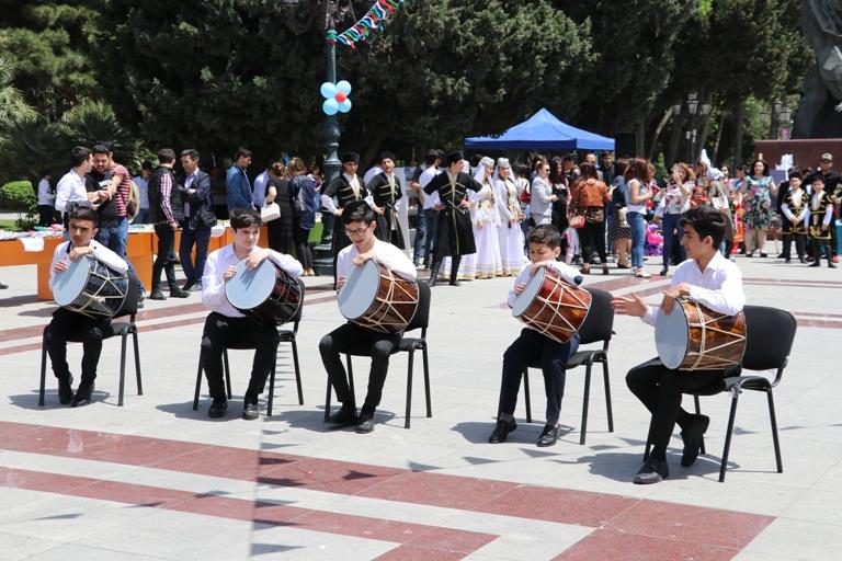 Bakıda kitab sərgi-yarmarkası keçirilib (FOTO)