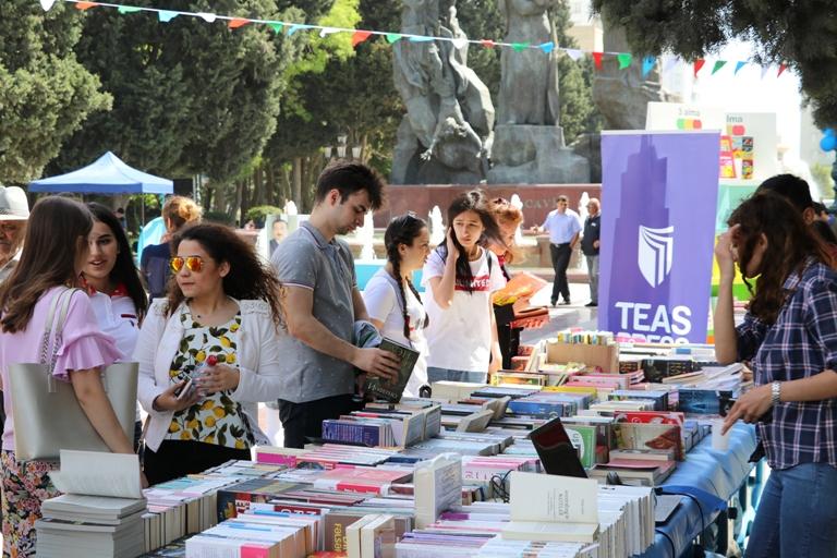 Bakıda kitab sərgi-yarmarkası keçirilib (FOTO)