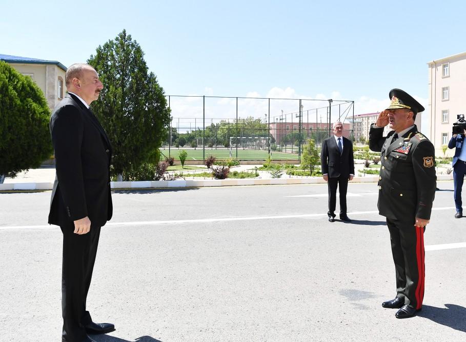 Prezident İlham Əlahiddə Ümumqoşun Ordusunun “N” saylı hərbi hissəsində yaradılan şəraitlə tanış olub (FOTO) (YENİLƏNİB)