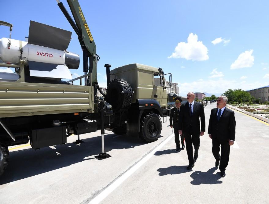 Prezident İlham Əlahiddə Ümumqoşun Ordusunun “N” saylı hərbi hissəsində yaradılan şəraitlə tanış olub (FOTO) (YENİLƏNİB)