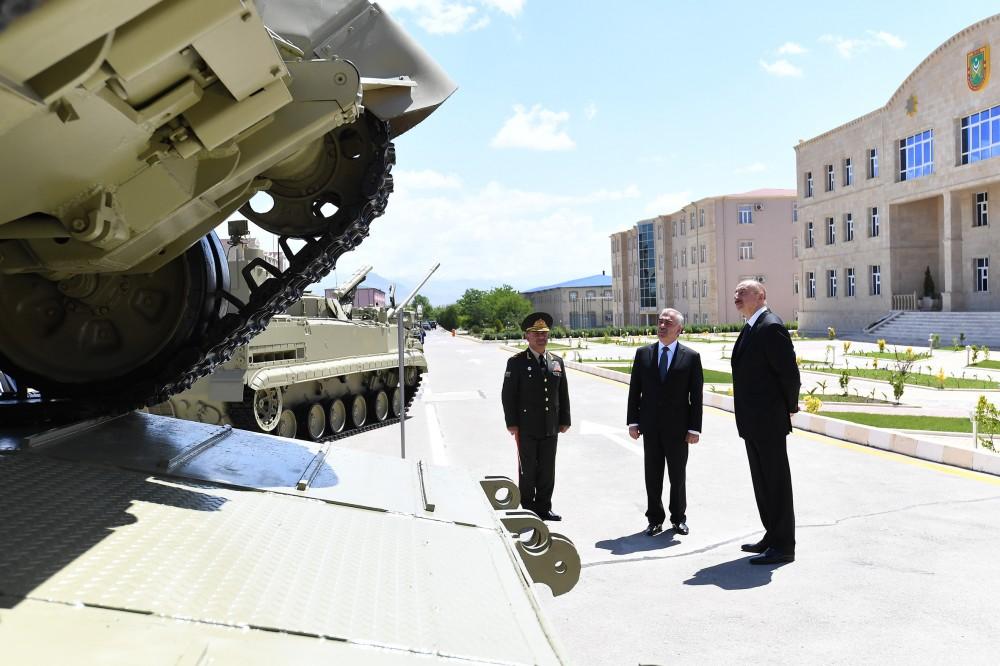 Prezident İlham Əlahiddə Ümumqoşun Ordusunun “N” saylı hərbi hissəsində yaradılan şəraitlə tanış olub (FOTO) (YENİLƏNİB)
