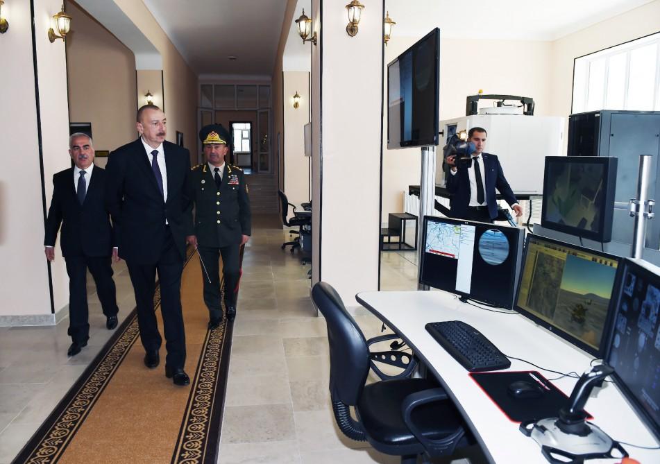 Prezident İlham Əlahiddə Ümumqoşun Ordusunun “N” saylı hərbi hissəsində yaradılan şəraitlə tanış olub (FOTO) (YENİLƏNİB)