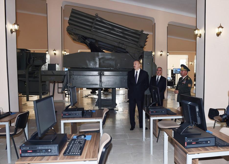 Prezident İlham Əlahiddə Ümumqoşun Ordusunun “N” saylı hərbi hissəsində yaradılan şəraitlə tanış olub (FOTO) (YENİLƏNİB)