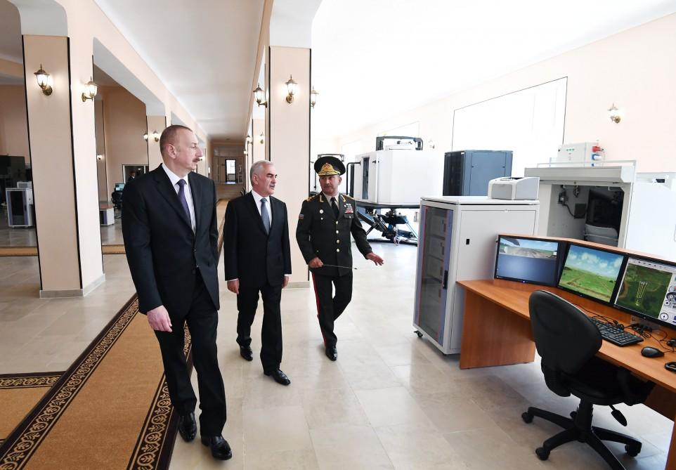 Prezident İlham Əlahiddə Ümumqoşun Ordusunun “N” saylı hərbi hissəsində yaradılan şəraitlə tanış olub (FOTO) (YENİLƏNİB)