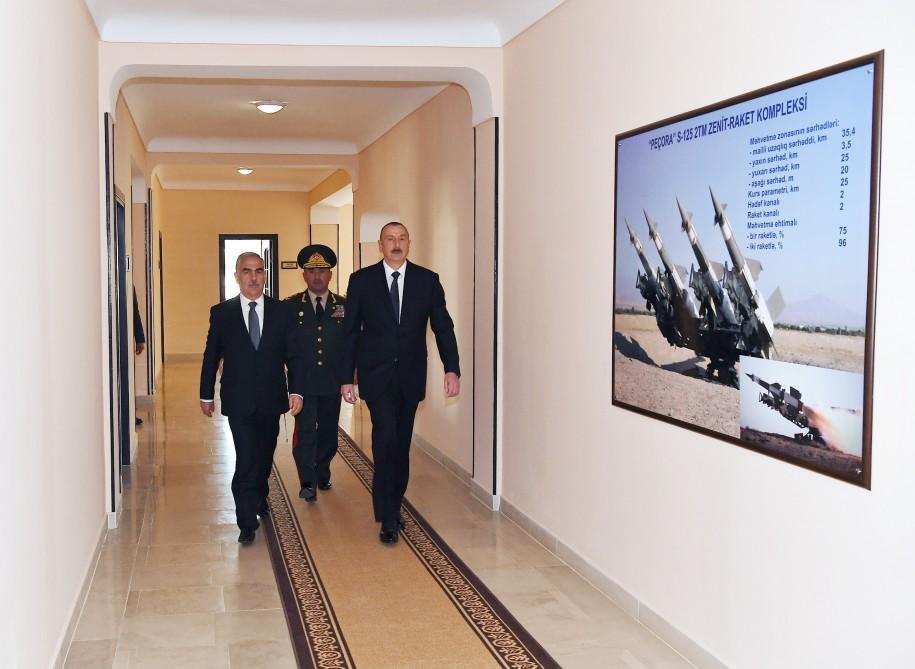 Prezident İlham Əlahiddə Ümumqoşun Ordusunun “N” saylı hərbi hissəsində yaradılan şəraitlə tanış olub (FOTO) (YENİLƏNİB)