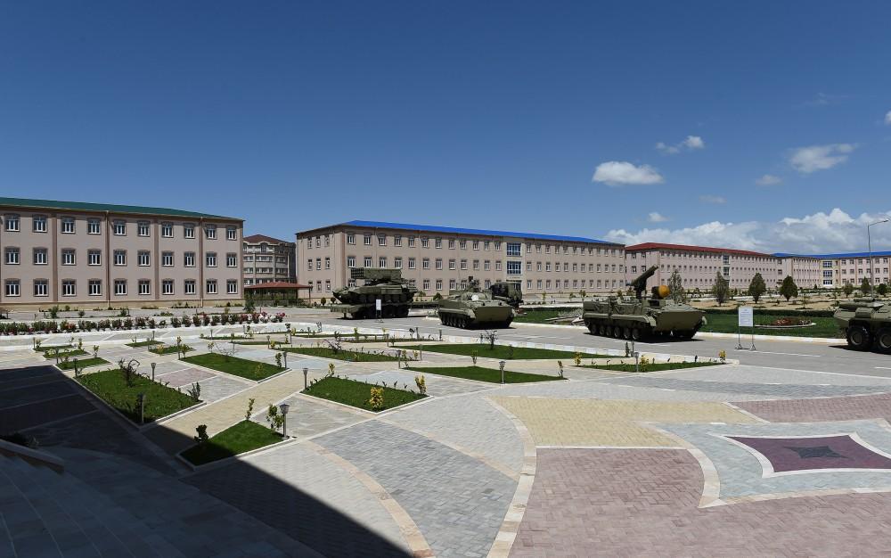 Prezident İlham Əlahiddə Ümumqoşun Ordusunun “N” saylı hərbi hissəsində yaradılan şəraitlə tanış olub (FOTO) (YENİLƏNİB)