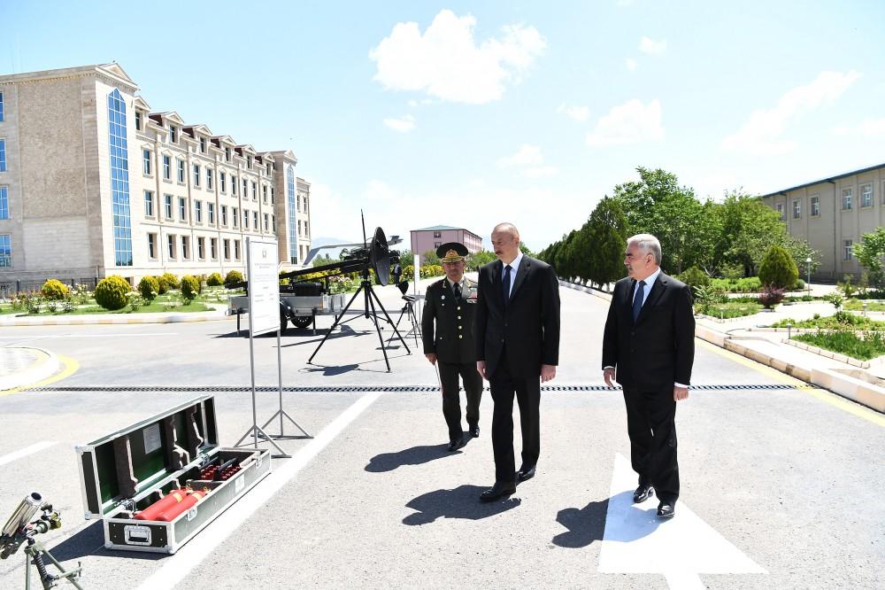 Prezident İlham Əlahiddə Ümumqoşun Ordusunun “N” saylı hərbi hissəsində yaradılan şəraitlə tanış olub (FOTO) (YENİLƏNİB)