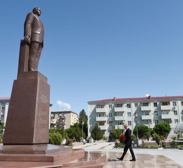Azərbaycan Prezidenti Naxçıvanda Ümummilli Lider Heydər Əliyevin abidəsini ziyarət edib (FOTO)