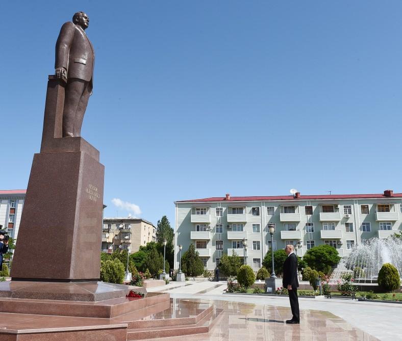 Azərbaycan Prezidenti Naxçıvanda Ümummilli Lider Heydər Əliyevin abidəsini ziyarət edib (FOTO)