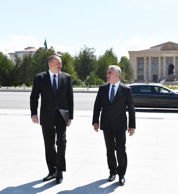 Azərbaycan Prezidenti Naxçıvanda Ümummilli Lider Heydər Əliyevin abidəsini ziyarət edib (FOTO)