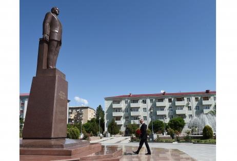 Azərbaycan Prezidenti Naxçıvanda Ümummilli Lider Heydər Əliyevin abidəsini ziyarət edib (FOTO)