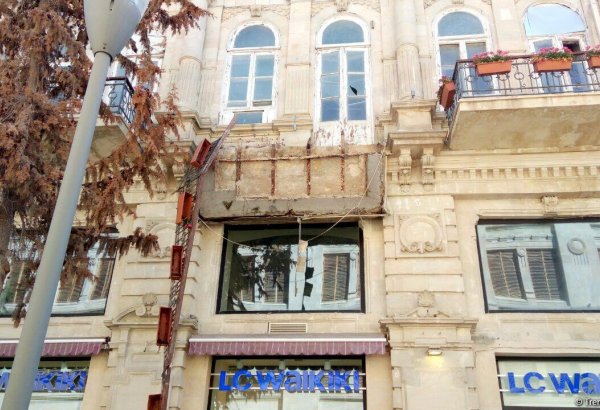 Bakının mərkəzində binanın eyvanı uçuldu (FOTO)