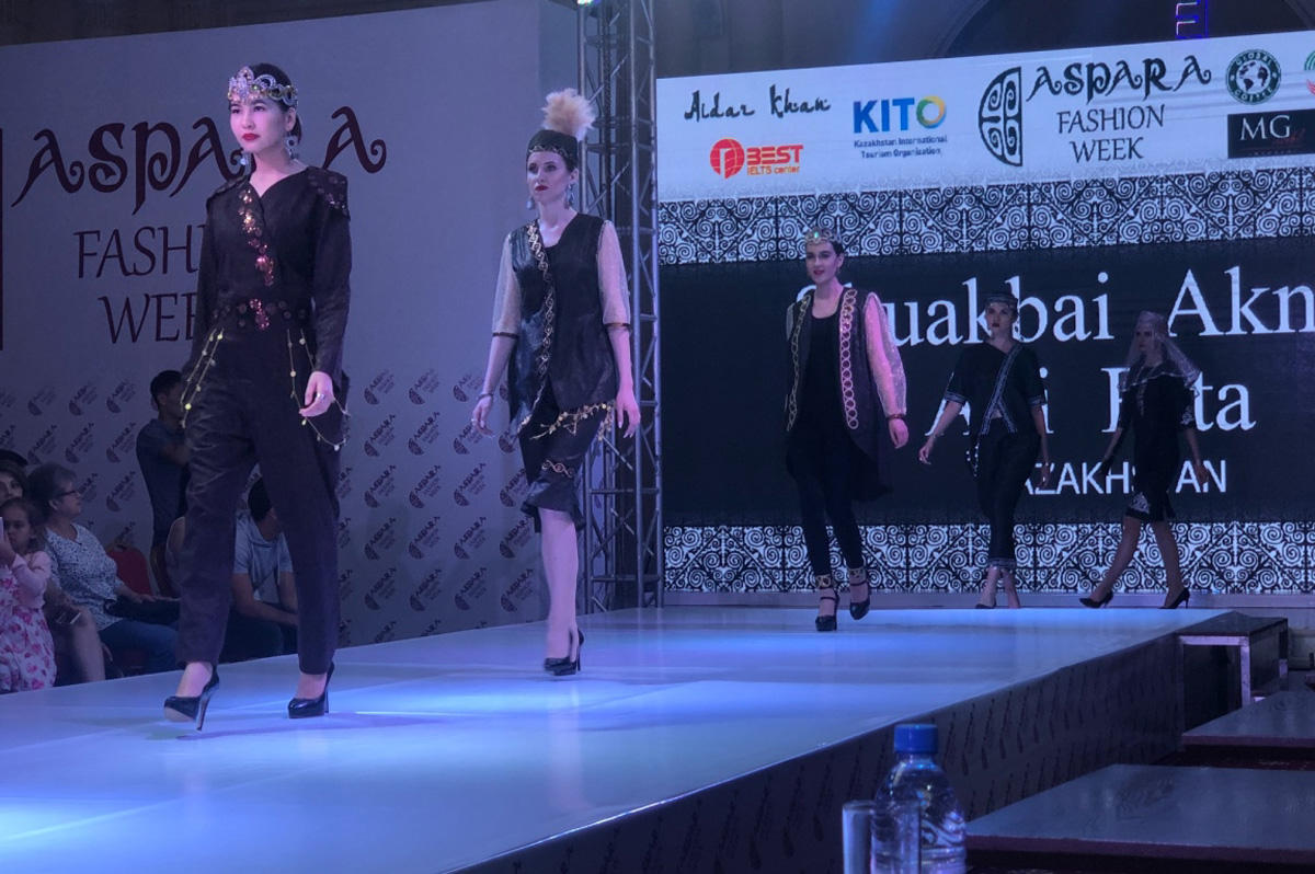 Gülnarə Xəlilova Qazaxıstanda gənc dizaynerlərin işini qiymətləndirib (FOTO)