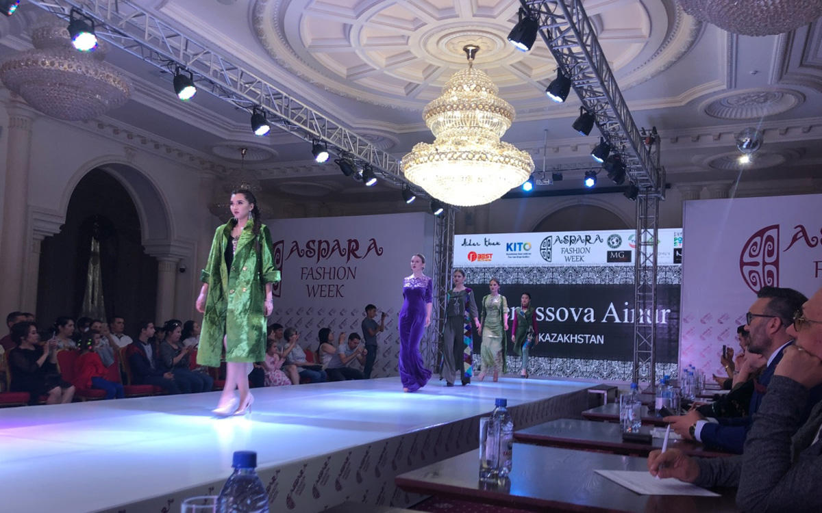 Gülnarə Xəlilova Qazaxıstanda gənc dizaynerlərin işini qiymətləndirib (FOTO)