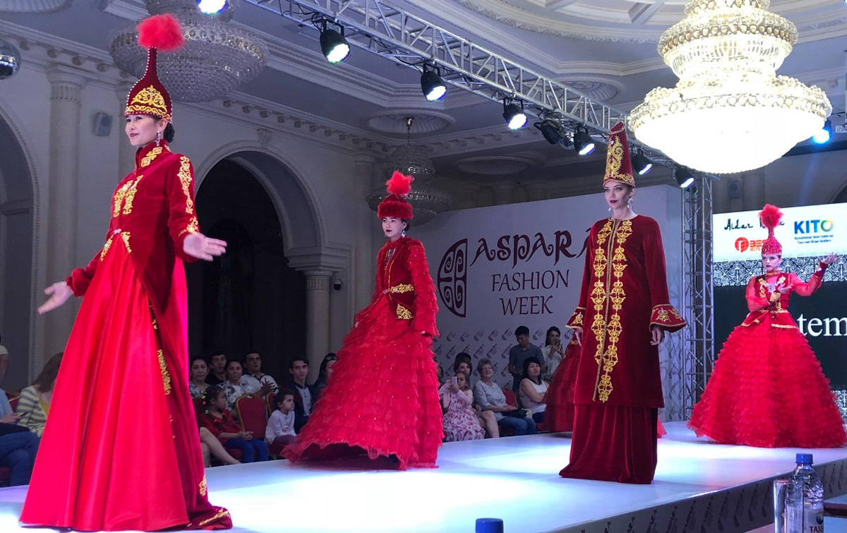Gülnarə Xəlilova Qazaxıstanda gənc dizaynerlərin işini qiymətləndirib (FOTO)