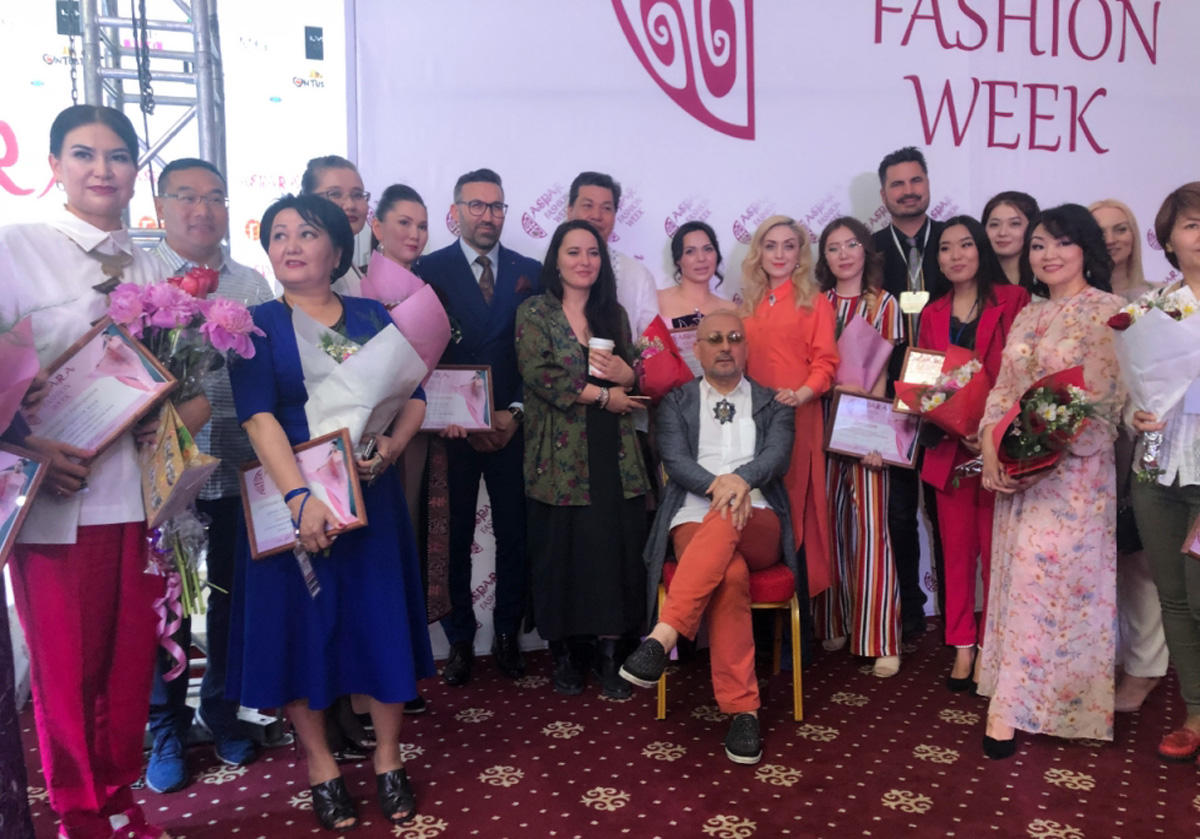 Gülnarə Xəlilova Qazaxıstanda gənc dizaynerlərin işini qiymətləndirib (FOTO)
