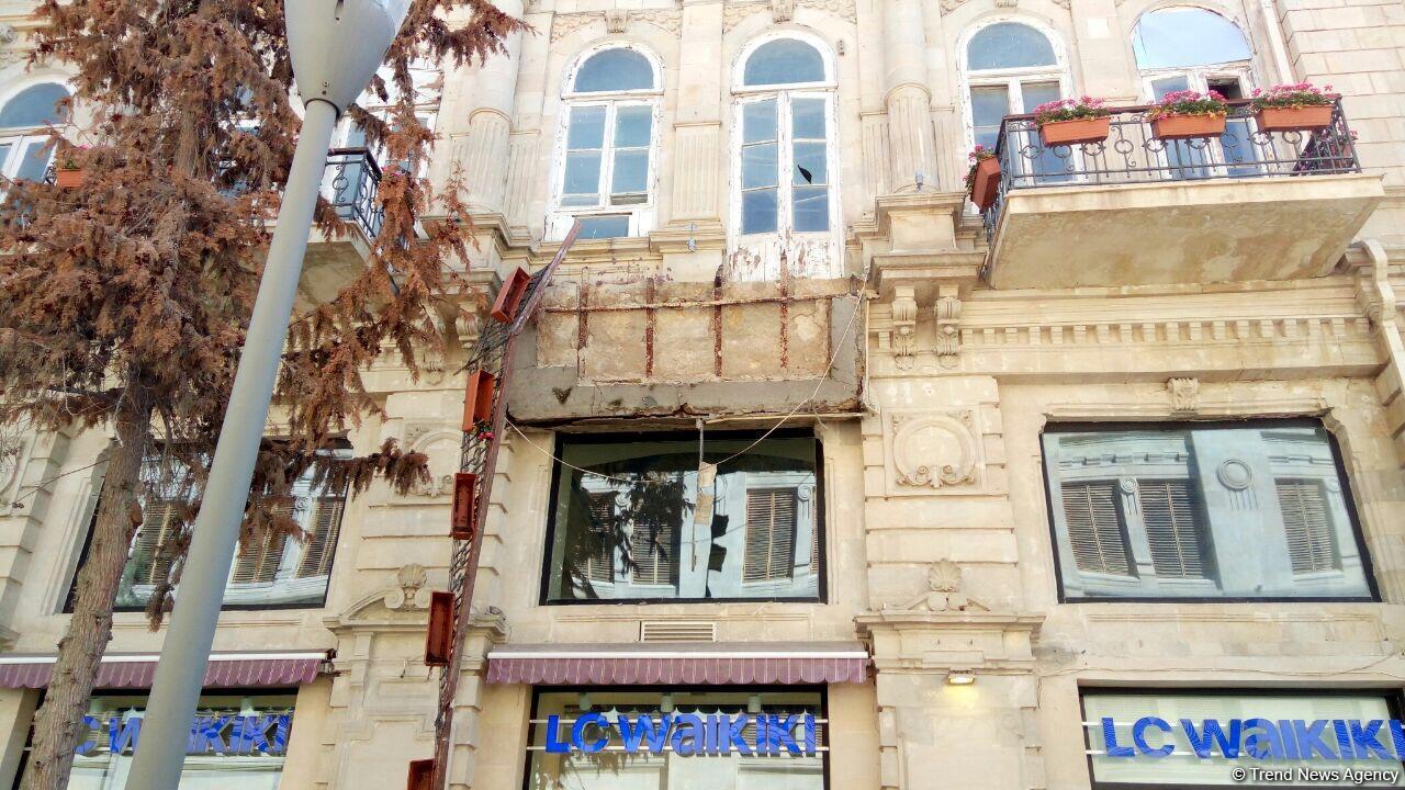 Bakının mərkəzində binanın eyvanı uçuldu (FOTO)