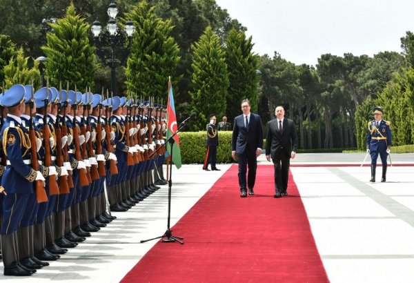 Prezident İlham Əliyev Serbiya Prezidenti Aleksandr Vuçiçi qarşılayıb (FOTO)