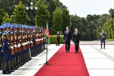 Prezident İlham Əliyev Serbiya Prezidenti Aleksandr Vuçiçi qarşılayıb (FOTO)
