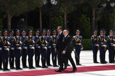 Prezident İlham Əliyev Serbiya Prezidenti Aleksandr Vuçiçi qarşılayıb (FOTO)